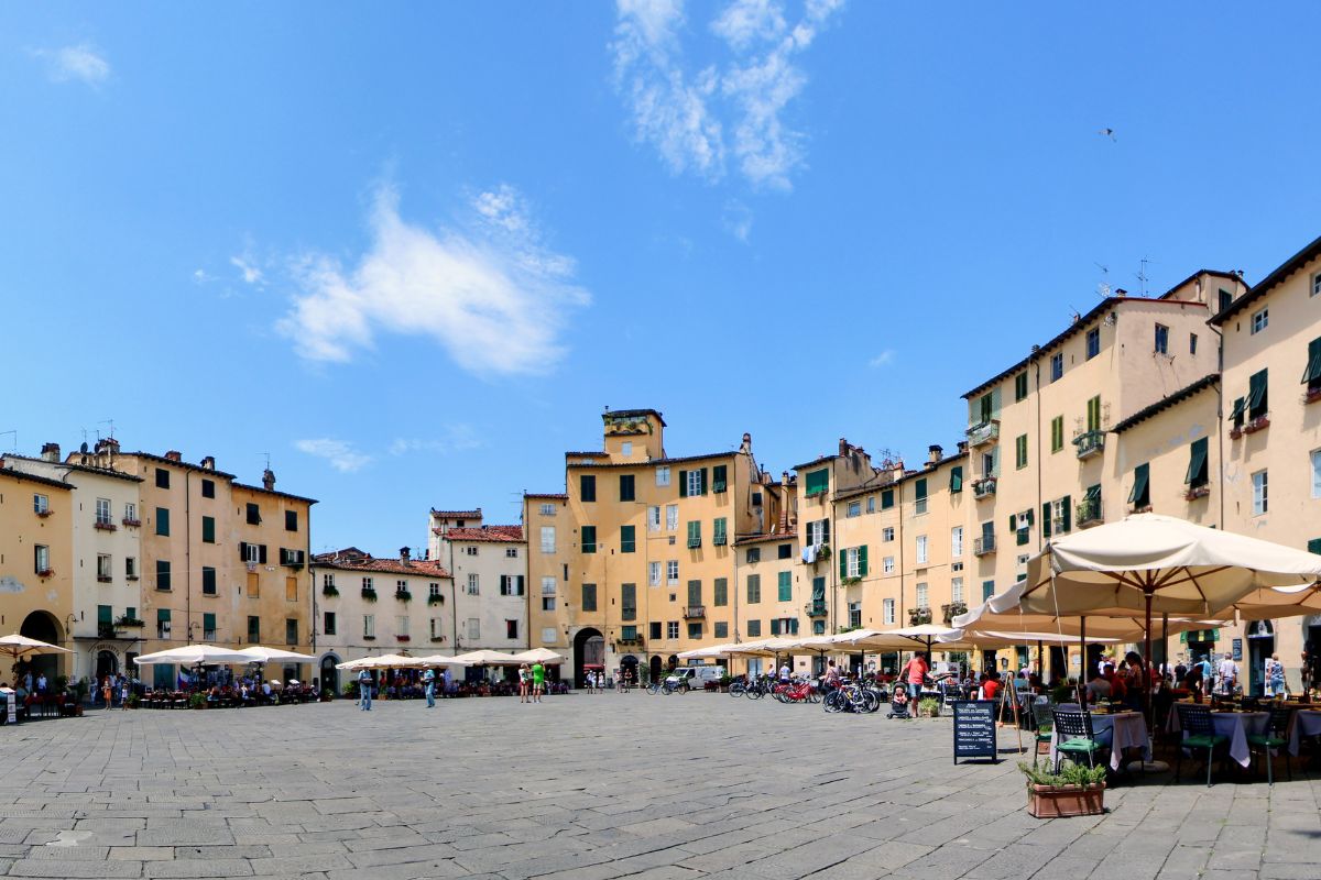 Piazza dell’Anfiteatro a Lucca: la meraviglia circolare tra storia e tradizione