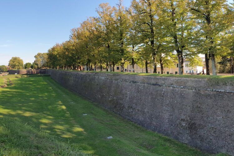 Le Mura di Lucca: il simbolo della città tra storia e natura