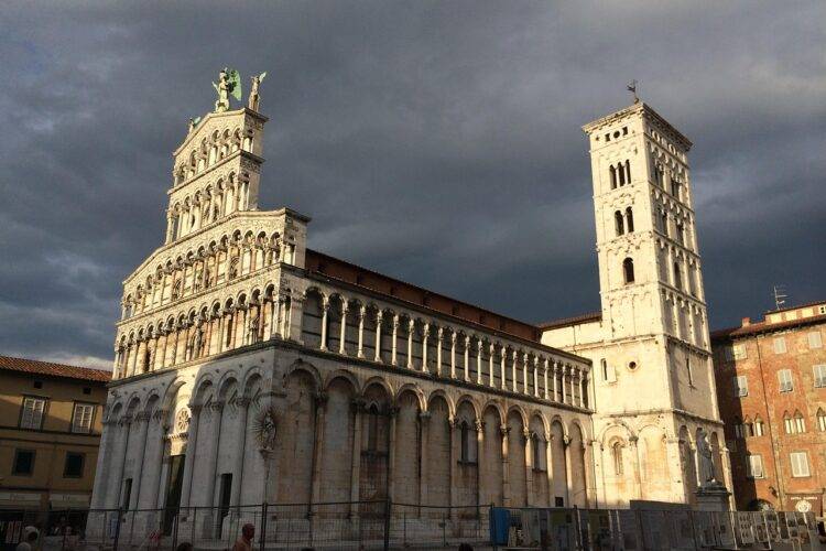 Chiesa di San Michele in Foro: il fascino di Lucca tra marmi bianchi, angeli e misteri