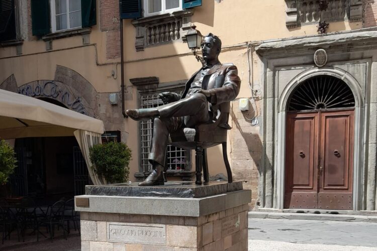 Lucca e Giacomo Puccini: un viaggio nella vita del Maestro tra Casa Natale e Statua